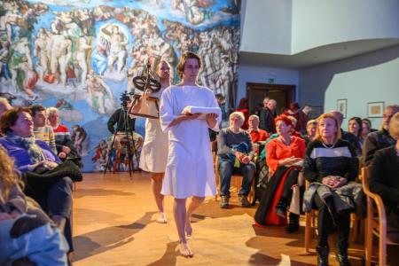 Deklica s piščalko-34